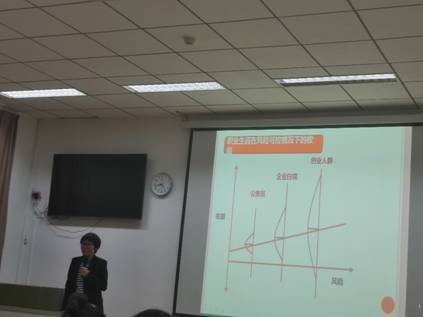 图片包含 天花板, 墙壁, 室内, 人员描述已自动生成